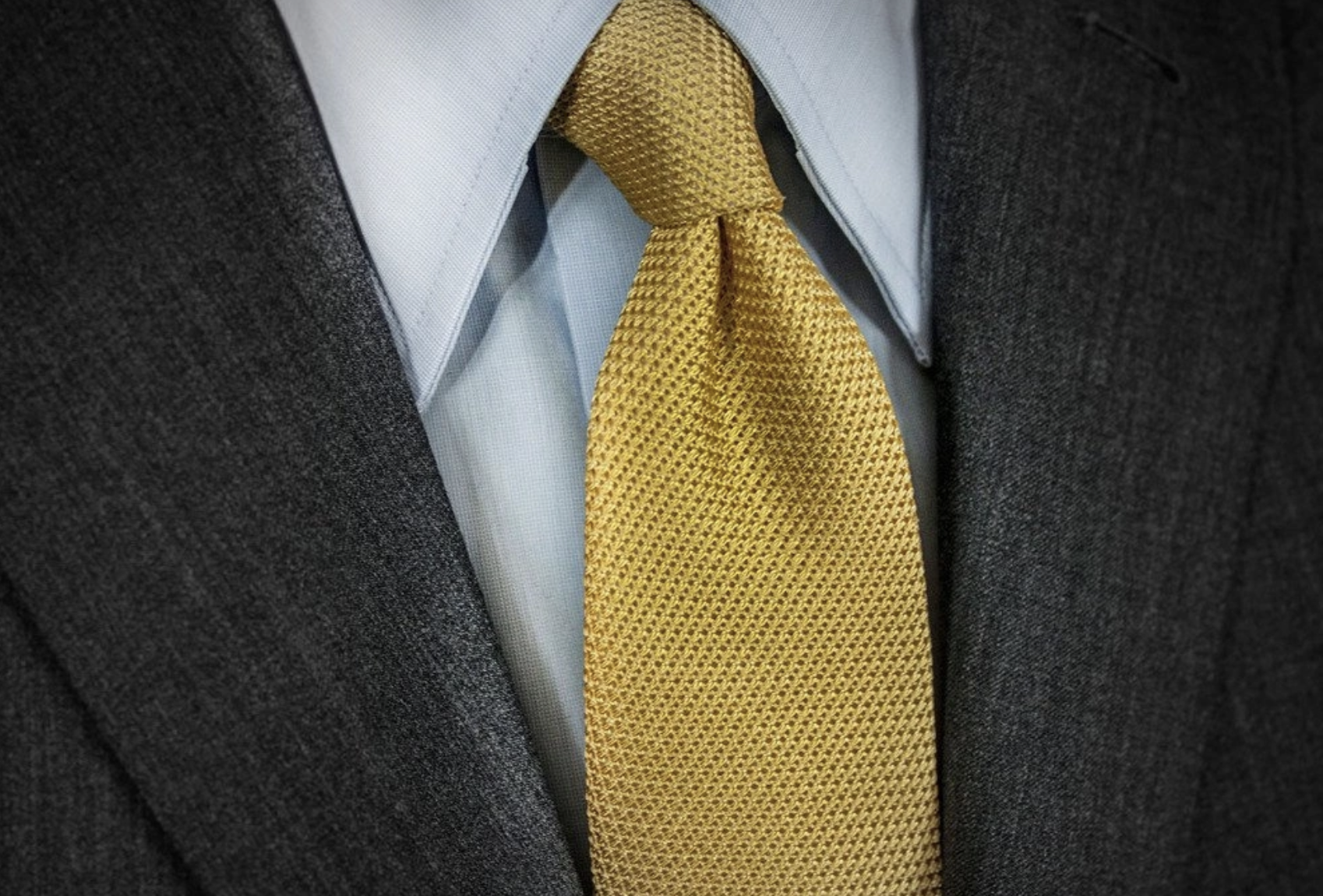 Jaki krawat do czarnego garnituru?