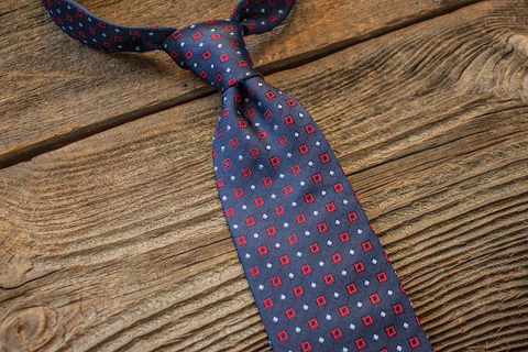 Klasyczny Krawat Jedwabny - Granatowy w Czerwone Kwadraty